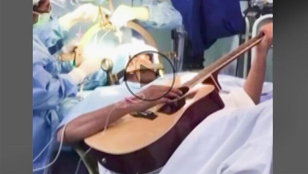 Жажда жизни: музыкант семь часов играл на гитаре во время операции - Sputnik Грузия