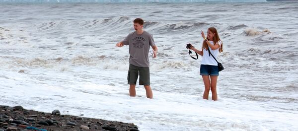 Туристы фотографируются в море на набережной Батуми - Sputnik Грузия