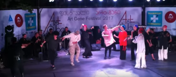 Илико Сухишвили станцевал вместе со своим ансамблем - Sputnik Грузия