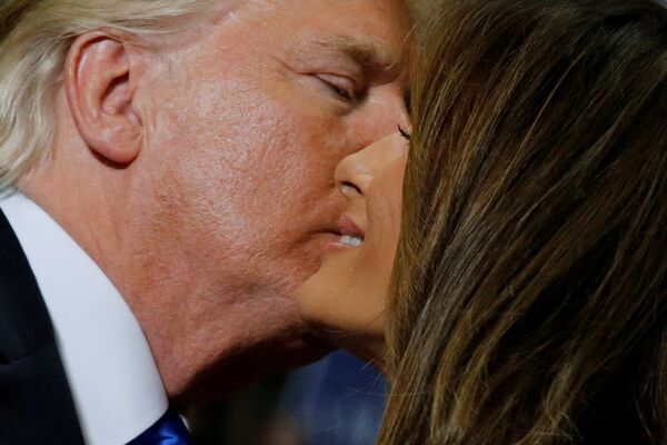 Президент США Дональд Трамп целует первую леди Меланью Трамп на митинге в Янгстауне, штат Огайо, США - Sputnik Грузия