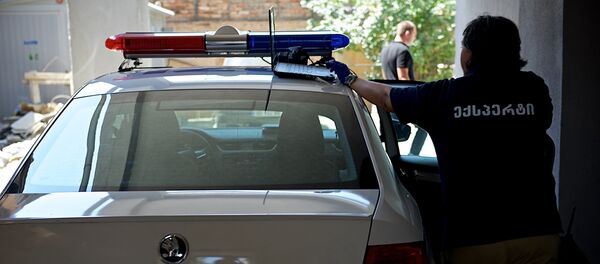 Эксперты - криминалисты работают на месте ЧП на Сухумской улице, где обрушилась стена дома - Sputnik Грузия