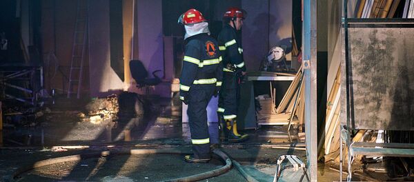Сотрудники пожарной службы ликвидируют пожар в здании телекомпании Рустави 2 - Sputnik Грузия