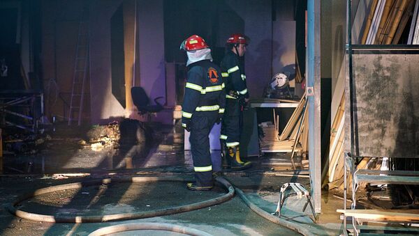 Сотрудники пожарной службы ликвидируют пожар в здании телекомпании Рустави 2 - Sputnik Грузия