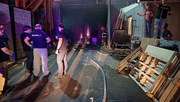 Эксперты-криминалисты работают на месте пожара в здании телекомпании Рустави 2 - Sputnik Грузия