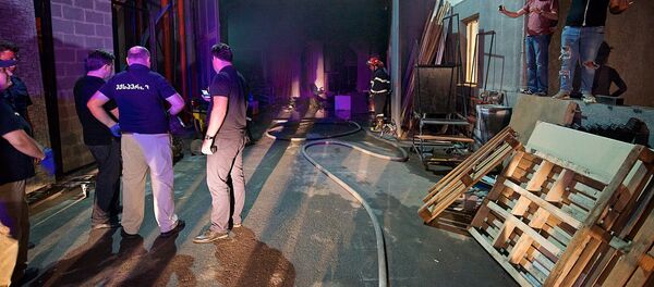 Сотрудники пожарной службы ликвидируют пожар в здании телекомпании Рустави 2 Сотрудники пожарной службы ликвидируют пожар в здании телекомпании Рустави 2 - Sputnik Грузия