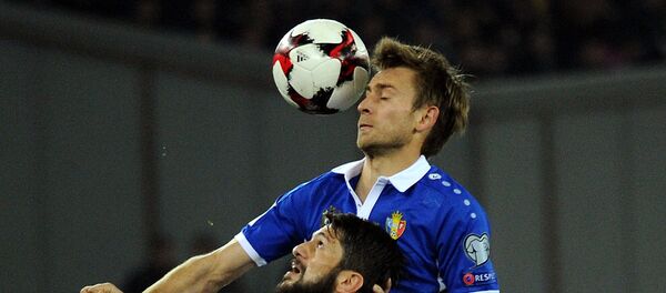 Георгий Наваловски отбивает мяч во время отборочного футбольного матча Европейской сборной Европы по футболу 2018 года в Грузии - Sputnik Грузия