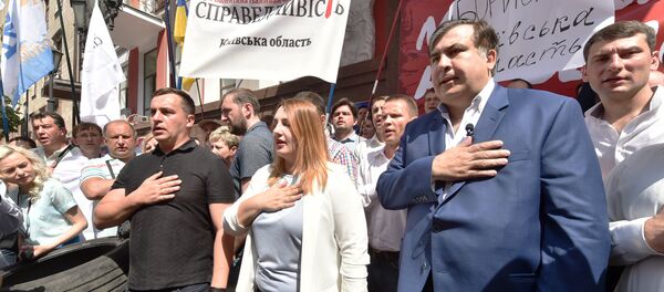 Бывший президент Грузии Михаил Саакашвили, лидер украинской политической партии «Движения новых сил» поет национальный гимн Украины во время съезда в Киеве - Sputnik Грузия