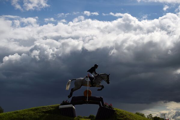 Лошадь и ее всадник перепрыгивают через препятствие во время соревнований Tattersalls International Horse в Ирландии - Sputnik Грузия