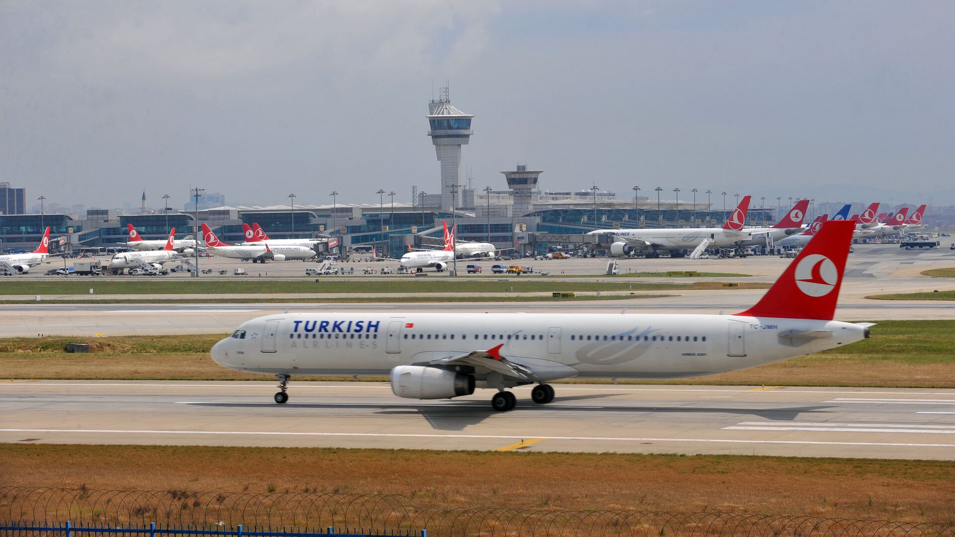 Самолет компании Турецкие авиалинии садится в аэропорту имени Ататюрка в Стамбуле, Турция - Sputnik Грузия, 1920, 04.03.2022