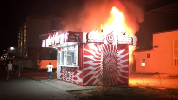 Гигантское барбекю: пожар уничтожил киоск с фастфудом - Sputnik Грузия