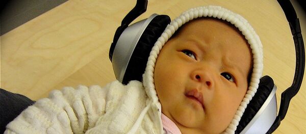 მცირეწლოვანი ბავშვი ყურსაცვამებით მცირეწლოვანი ბავშვი ყურსაცვამებით - Sputnik საქართველო