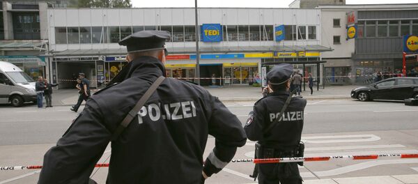 Полицейские у супермаркета в Гамбурге, где произошло нападение Полицейские у супермаркета в Гамбурге, где произошло нападение - Sputnik Грузия