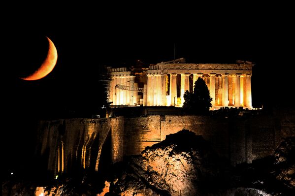 ნახევარმთვარე პართენონის ტაძრის თავზე აკროპოლის მაღლობზე ათენის ცენტრში, საბერძნეთი - Sputnik საქართველო