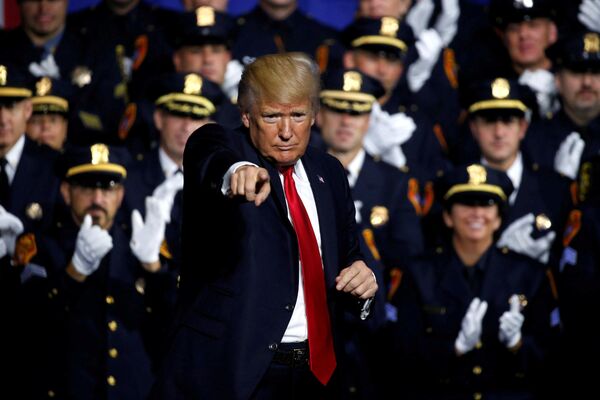 Президент США Дональд Трамп на сборе федеральных, государственных и местных сотрудников правоохранительных органов в Брентвуде, Нью-Йорк, США - Sputnik Грузия