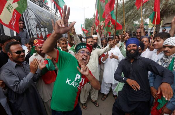 Противники премьер-министра Пакистана Наваза Шарифа отмечают решение Верховного суда о его отстранении от должности в Карачи, Пакистан - Sputnik Грузия