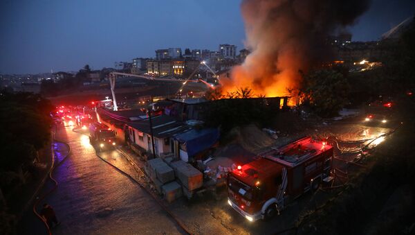 Пожар, вызванный ударами молнии, в Стамбуле, Турция - Sputnik Грузия