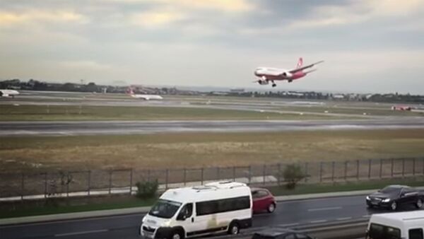 Пилот посадил аварийный украинский лайнер в турецком аэропорту - Sputnik Грузия