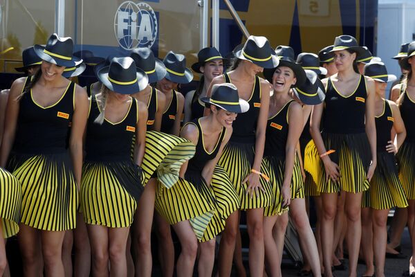 Девушки перед началом гонки Гран-при Венгрии в классе машин Формула 1 - Sputnik Грузия