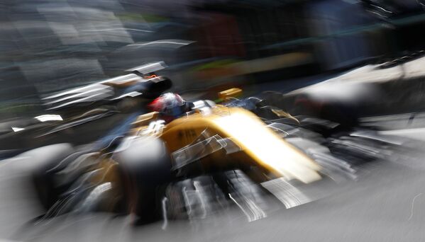 Гонщик команды Рено Нико Хюлькенберг потерял пять мест на старте гонки Гран-при Венгрии из-за замены коробки передач болида - Sputnik Грузия