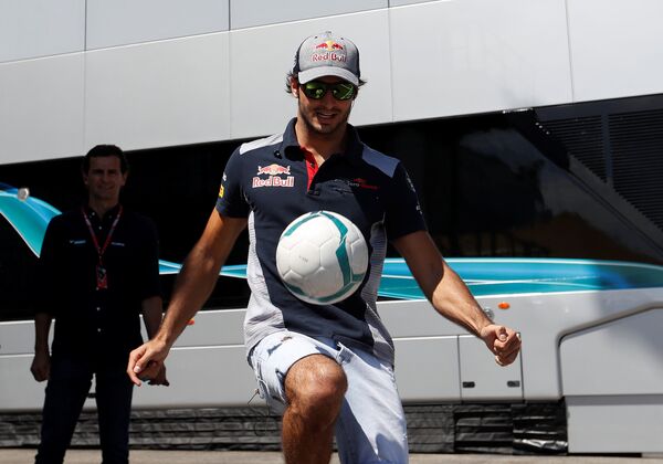Пилот Toro Rosso Карлос Сайнс-младший перед началом Гран-при Венгрии успел поиграть в футбол - Sputnik Грузия