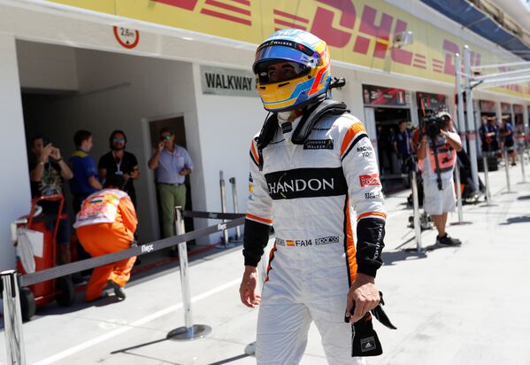 Гонщику McLaren Фернандо Алонсо исполнилось 36 лет, в ходе Гран-при Венгрии он добился лучшего результата в сезоне и оставил за собой лучший круг гонки. После финиша испанец был доволен - Sputnik Грузия