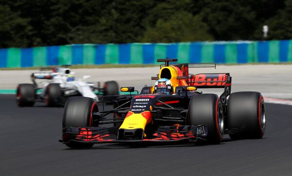 На первом круге Гран-при Венгрии Даниэль Риккардо из Red Bull выбыл из борьбы после удара со стороны напарника - Sputnik Грузия
