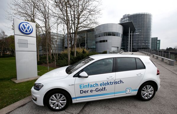 Радикальный стратегический разворот совершил в 2016 году крупнейший автостроитель Европы - Volkswagen. До 2025 года компания заявила о намерении разработать 30 моделей электромобилей и гибридов. Принципиально новая платформа для автомобилей с электромотором I.D. уже готова. Производство на ее основе начнется к 2020 году. Аналог VW Golf сможет проехать без подзарядки до 600 километров и будет стоить как и бензиновая модель - Sputnik Грузия