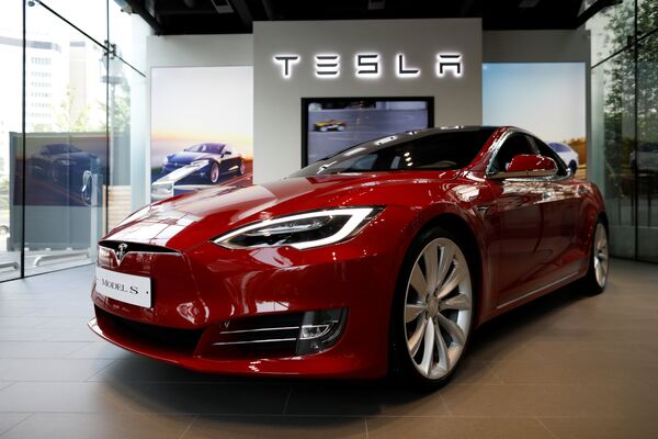 ჯერ-ჯერობით ელექტრომობილების სამყაროში პრემიუმ კლასის ყველაზე გაყიდვადი ავტომანქანა 2012 წლიდან ამერიკული Tesla Motors-ის  Model S გახლავთ. მისი მფლობელი ელექტრომობილების იდეებით შეპყრობილი მილიარდერი ილონ მასკია. 2017 წელს Tesla-ს კალიფორნიის ქარხანამ უნდა დაიწყოს საშალო კლასის სერიული ავტომობილის წარმოება. Model 3 ეღირება 35 ათასი დოლარი. ეს მოდელი უკვე 400 ათასჯერ შეუკვეთეს - Sputnik საქართველო