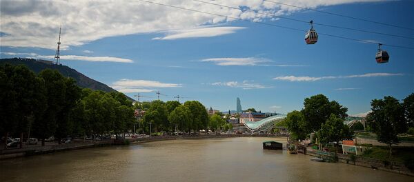 Кабинки канатной дороги над рекой Кура в центре Тбилиси - Sputnik Грузия