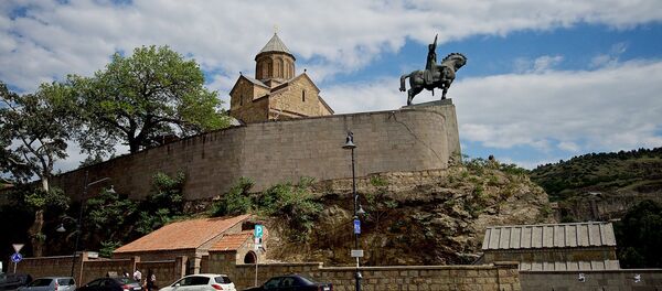 Памятник Вахтангу Горгасали и Метехская церковь в историческом центре Тбилиси - Sputnik Грузия