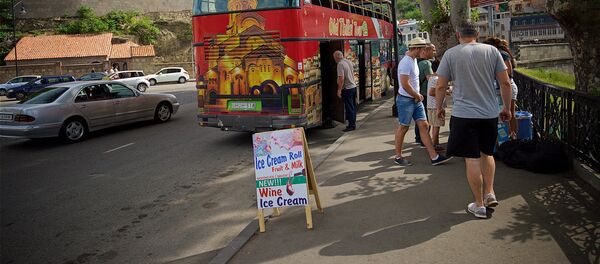 Туристы в историческом центре Тбилиси и прогулочный автобус - Sputnik Грузия