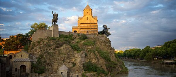 Памятник Вахтангу Горгасали и Метехская церковь в историческом центре Тбилиси - Sputnik Грузия