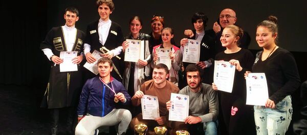 ანსამბლ „ლადის“ წევრები და მათი ხელმძღვანელი ბეჟან გოგია ანსამბლ „ლადის“ წევრები და მათი ხელმძღვანელი ბეჟან გოგია - Sputnik საქართველო