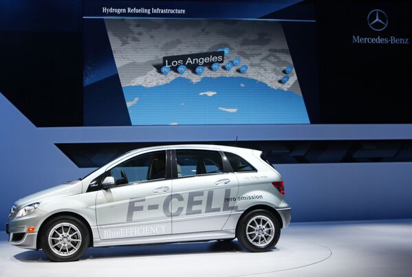 კონცერნმა Mercedes-Benz ლოს-ანჯელესის ავტოშოუზე ჯერ კიდევ 2010 წელს წარმოადგინა F-Cell წყალბადის ძრავზე მომუშავე ავტომობილი - Sputnik საქართველო