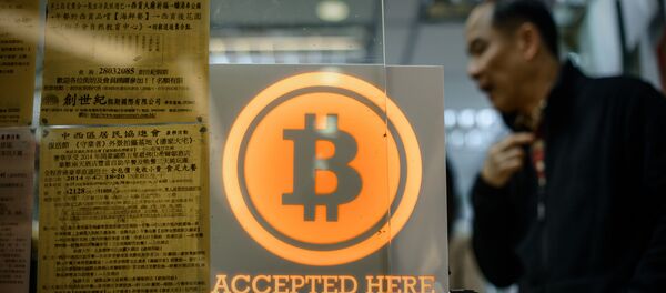 Человек выходит из магазина во время церемонии открытия первого магазина биткойнов в Гонконге 28 февраля 2014 года - Sputnik Грузия