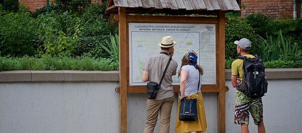 ტურისტები საინფორმაციო სტენდთან თბილისში - Sputnik საქართველო