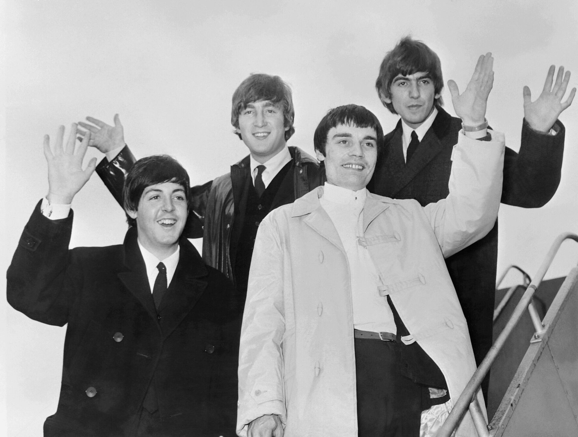 Битлз - (слева направо) Пол Маккартни, Джон Леннон, Джимми Никол и Джордж Харрисон в июне 1964 года, когда они отправляются в турне по Скандинавии - Sputnik Грузия, 1920, 15.06.2022