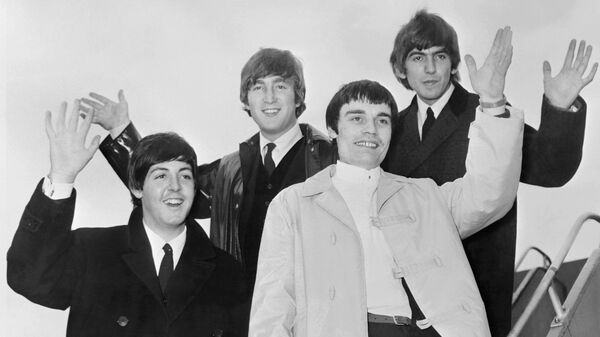 Битлз - (слева направо) Пол Маккартни, Джон Леннон, Джимми Никол и Джордж Харрисон в июне 1964 года, когда они отправляются в турне по Скандинавии - Sputnik Грузия