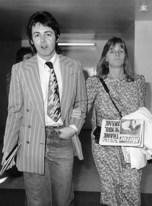 Пол Маккартни и его жена Линда в лондонском аэропорту Хитроу 27 апреля 1977 года - Sputnik Грузия