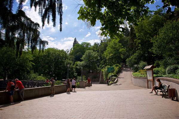 Ботанический сад в Тбилиси был основан в 1845 году на месте царских садов, которые существовали на протяжении столетий. Такой вид на сад открывается от центрального входа - Sputnik Грузия