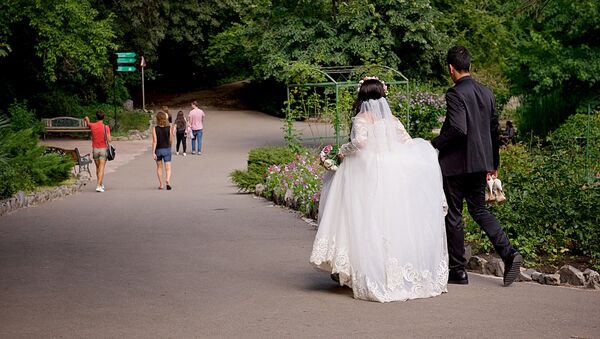 Молодожены гуляют по аллеям тбилисского Ботанического сада - Sputnik Грузия