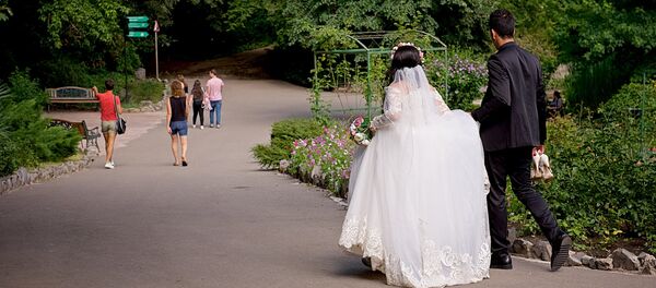 Молодожены гуляют по аллеям тбилисского Ботанического сада - Sputnik Грузия