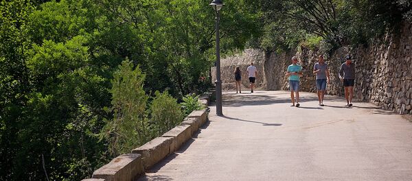 Туристы гуляют по аллеям тбилисского Ботанического сада - Sputnik Грузия