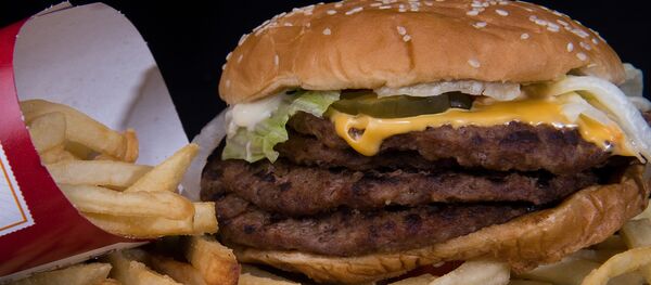 Гамбургер с говяжьими котлетами, беконом, сыром, соусом, салатом, соленьями и луком и картошкой фри - Sputnik Грузия