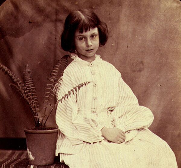 Алиса Лидделл и папоротники - этот снимок был опубликован в виде миниатюры на последней странице оригинального издания Приключения Алисы в 1861 году - Sputnik Грузия