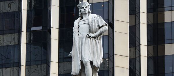 Памятник Христофору Колумбу (скульптор Гаэтано Руссо) на площади Коламбус-серкл в Нью-Йорке Памятник Христофору Колумбу (скульптор Гаэтано Руссо) на площади Коламбус-серкл в Нью-Йорке - Sputnik Грузия