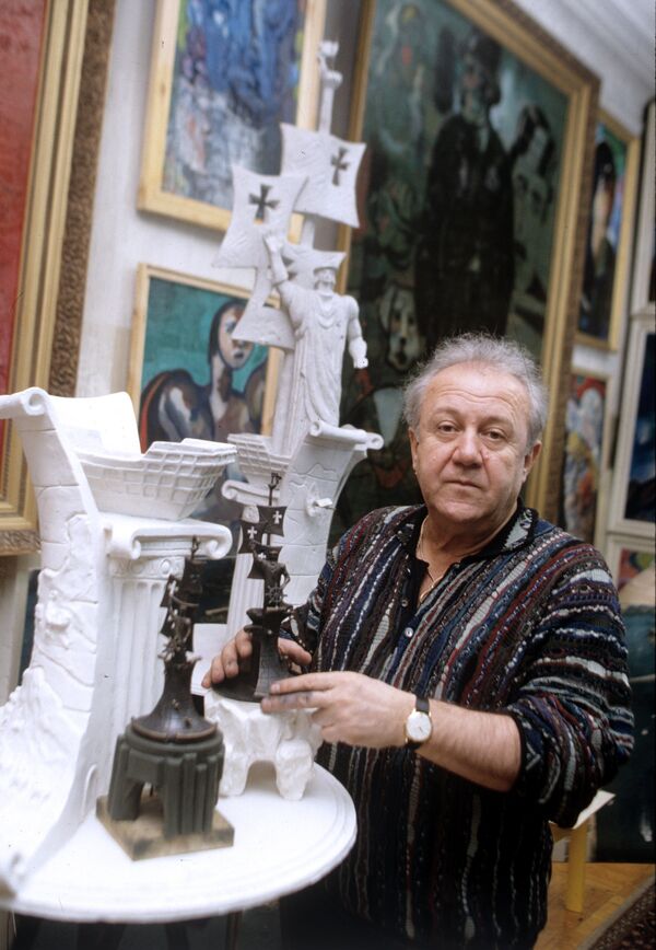 Зураб Церетели с моделью скульптурной композиции, посвященной 500-летию открытия Америки мореплавателем Христофором Колумбом - Sputnik Грузия