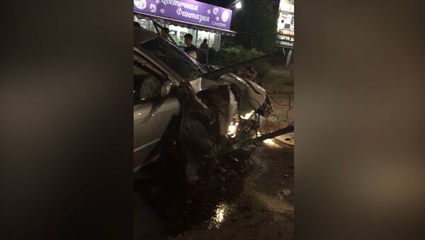 Разбит Lexus, сломана ограда, трое пострадали — кадры ДТП на юге Бишкека - Sputnik Грузия