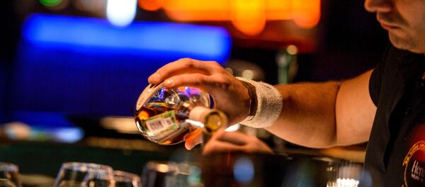 Бармен разливает напитки - Sputnik Грузия