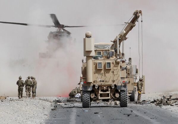 Представители армии США оценивают ущерб, нанесенный бронетранспортеру воинской коалиции под руководством НАТО после теракта смертника в провинции Кандагар, Афганистан - Sputnik Грузия